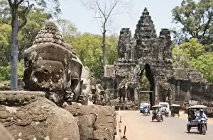 Images Dated 4th April 2015: Gate entrance to Angkor Thom with guarding statues
