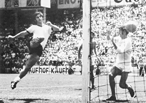 Leon Prints: Gerd Mueller Scoring Goal