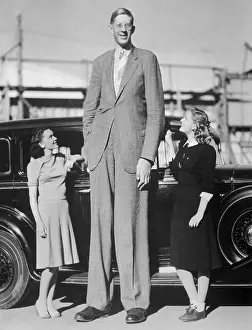 Gigantism Prints: Giant Robert Wadlow with Actresses