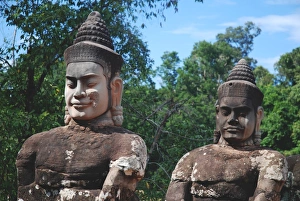 Images Dated 11th November 2014: Giants causeway at south gate of Angkor Thom