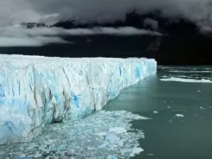 Glaciar Perito Moreno moving into Lago Argentino