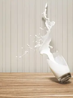 Splashing Prints: Glas of milk spilling