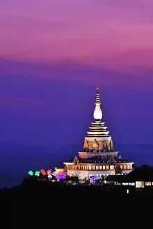 Images Dated 28th December 2010: Glass Pagoda of Wat Thaton