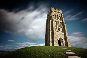 Images Dated 5th April 2010: Glastonbury Tor overlooking the Isle of Avalon