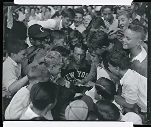 Glenn Cunningham Signing Autographs