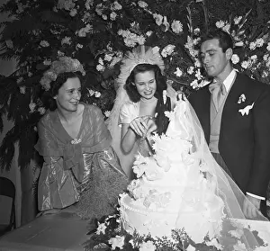 Groom Prints: Gloria Vanderbilt And Groom Cut Cake