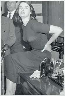 Gloria Vanderbilt Stokowski Speaking to Reporters