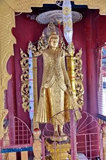Images Dated 18th November 2015: Gold statue at Shwe zi gon paya Temple, Bagan, Myanmar. Asia