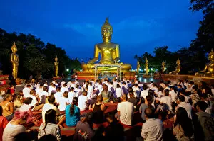 Images Dated 2nd August 2012: Golden buddha statue at Wat Phra Yai, Pattaya