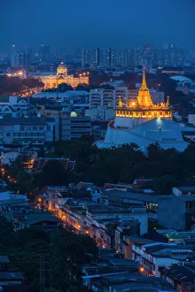 Images Dated 21st September 2012: The golden pagada and Ananta Samakhom Throne H
