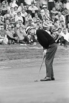 Putting Prints: Golfer Ken Nagle Putting