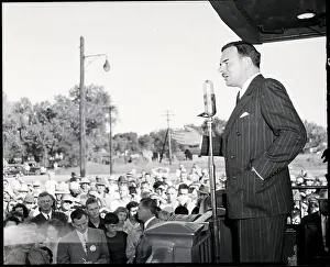 Thomas E Prints: Governor Thomas E. Dewey Campaiging