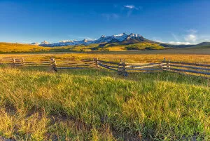Images Dated 25th September 2017: Grassy landscape at sunset, Colorado, USA