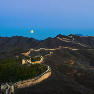 Images Dated 3rd November 2017: The great wall of china at moonrise