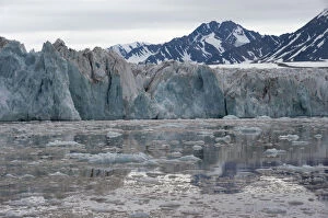 Images Dated 27th July 2012: Green shimmering glacier front of Kongsbreen, Kongsfjorden, Ny-Alesund, Spitsbergen Island