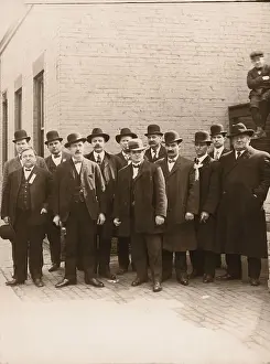 GROUP OF MEN IN HATS & COATS OUTDOORS / EARLY 20TH CENTURY