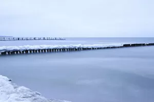 Images Dated 29th March 2013: Groynes on the Baltic Sea in winter, Zingst, Fischland-Darss-Zingst, Mecklenburg-Western Pomerania