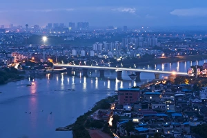 Images Dated 4th June 2012: Guilin city, China