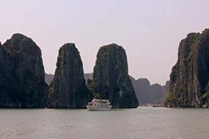 Images Dated 24th April 2012: Ha Long Bay