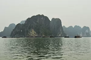 Images Dated 17th December 2011: Ha Long Bay