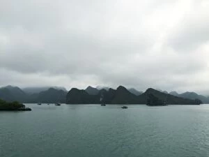 Images Dated 22nd January 2016: Ha Long Bay views of limestone karsts and isles
