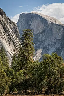 Images Dated 29th September 2016: Half Dome through the Valley