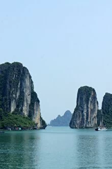 Cliff Gallery: Halong Bay scenery