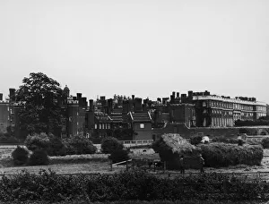 Images Dated 4th February 2005: Hampton Court Palace