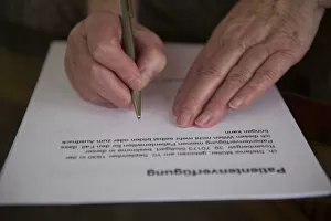 Images Dated 14th January 2013: Hands of a 82-year-old woman signing a living will, Germany