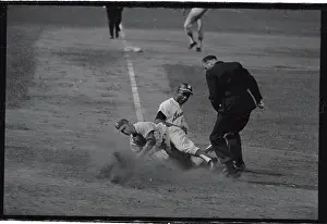 Hank Aaron Giving Phillie Players a Hard Time