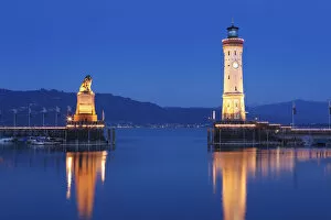 Harbour with lighthouse and Bavarian lion at dusk, Lindau on Lake Constance, Swabia, Bavaria, Germany, Europe