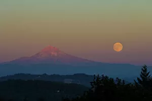 Images Dated 15th September 2016: Harvest Moon over Mount Hood, Oregon