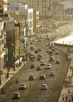 Images Dated 26th May 2015: Havana. Traffic on El Malecon