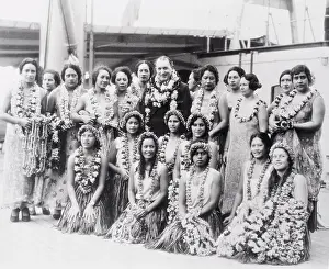 Honolulu Prints: Hawaiian Girls Surrounding Robert Ripley