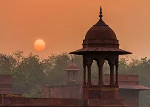 Images Dated 25th November 2015: Hazy sunrise in India