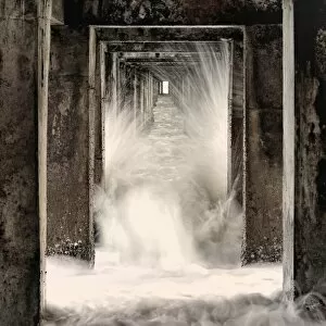 The heavy wave and the column of bridge
