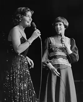 Huty33498 Prints: Helen Reddy And Carol Burnett On Stage At The MGM Grand Hotel