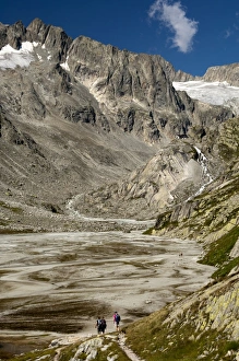 Images Dated 20th August 2011: Hikers on the Baechlisboden floodplain, with Baechlital Hut on a ledge, Baechli Valley