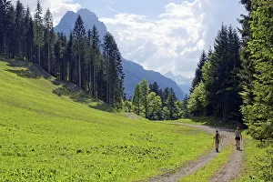 Images Dated 8th June 2013: Hikers with view to the Grosser Waxenstein, Hammerbach, Garmisch-Partenkirchen District