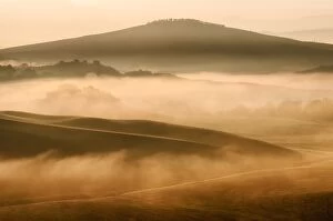 Images Dated 25th November 2012: Hill layers with light and fog in Val d Orcia, Siena countryside