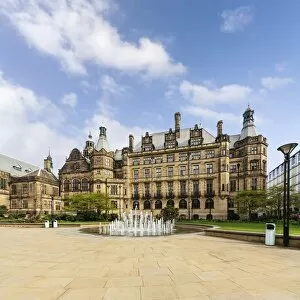 Images Dated 11th April 2011: Historic Town Hall with multi jet fountain, and the Peace Gardens, Sheffield, South Yorkshire