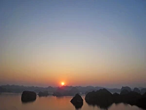 Images Dated 26th November 2008: Ho Long Bay at sunset
