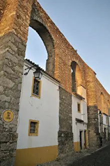 Aqueduct Prints: Homes in the arches of the medieval aqueduct