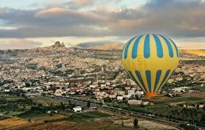Images Dated 25th June 2015: Hot air ballon and Uchisar Castle