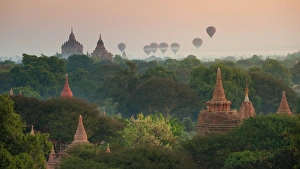 Images Dated 31st December 2012: hot air balloon in Bagan