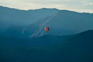 Images Dated 27th April 2016: Hot air balloon flying over mountain range at Queenstown