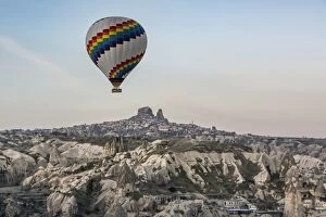 Images Dated 29th November 2014: Hot Air Ballooning in Cappadocia, Nevsehir, Turkey
