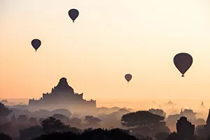 Images Dated 26th January 2014: Hot air balloons over the temples of Bagan, Myanmar