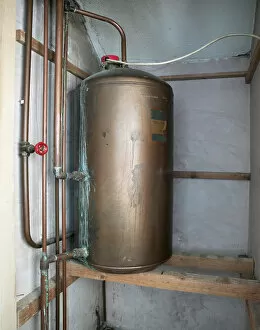 Hot water cylinder