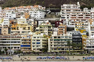 Images Dated 23rd February 2013: Hotels and apartments with a beach section, Los Cristianos, Tenerife, Canary Islands, Spain